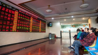 A股三大股指涨跌互现：房地产、保险板块跌幅靠前，两市成交2.5万亿元