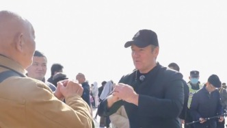 97岁大爷一口流利英语，老外惊呼“佩服佩服”