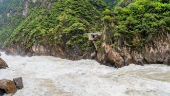 云南虎跳峡景区未开发区域一游客落水失联搜救中，5天前一名8岁男童在同一区域坠亡