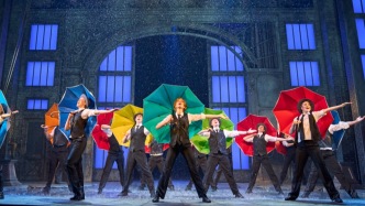 6吨水打造梦幻雨幕，穿着雨衣看《雨中曲》