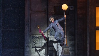 倫敦西區(qū)原版《雨中曲》來上海，雨中踏舞經(jīng)典重現(xiàn)