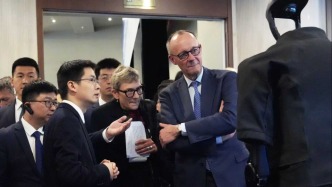 德国总理默茨到访宇树观看春晚同款节目，王兴兴：全球共同推动智能机器人产业发展的契机