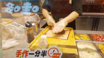 “挤”进商场的街头小吃，能赚到钱吗？