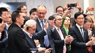 带头鼓掌！错过的“春晚同款”德国总理默茨在杭州补上了