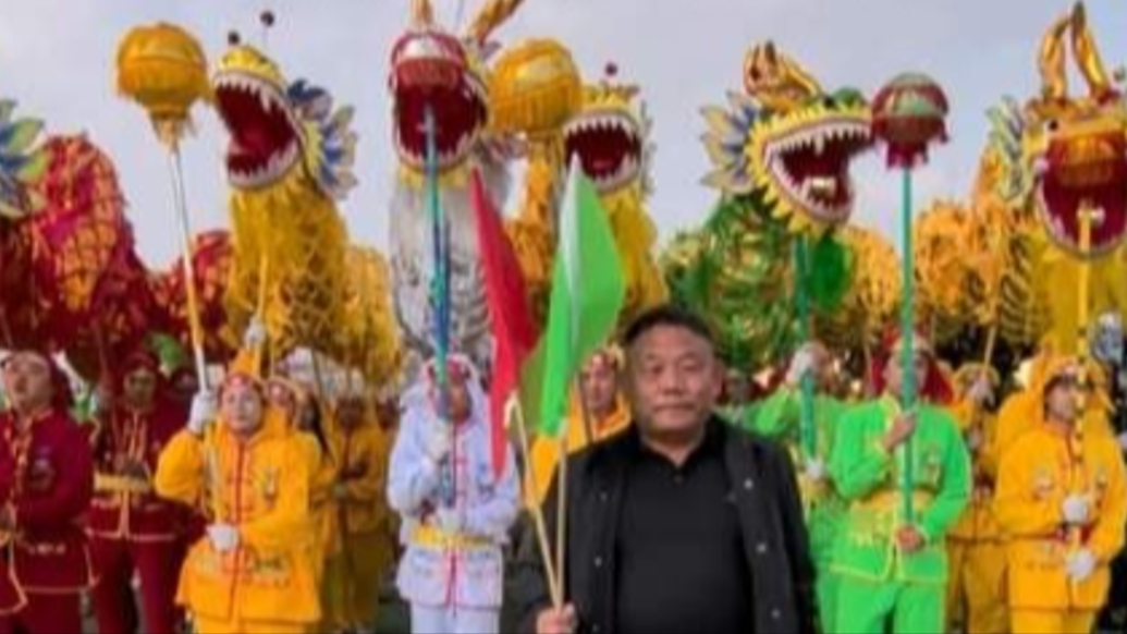 在德州市臨邑縣，九龍鬧春傳承文化，正月初九正式開(kāi)始，扭秧歌，踩高蹺