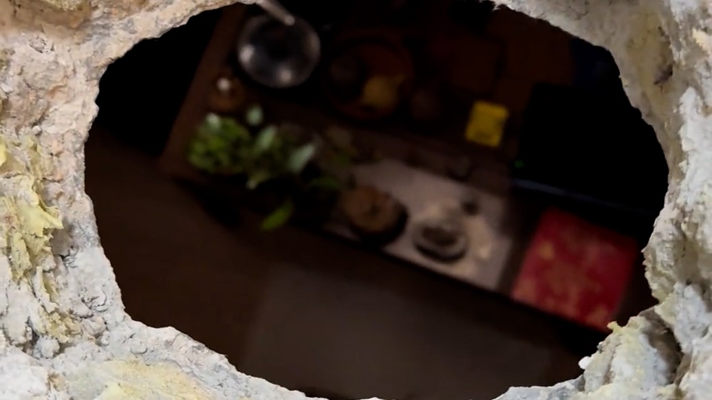 业主重装地暖发现地板空洞直通楼下邻居家，社区协调地产公司协商未达成一致