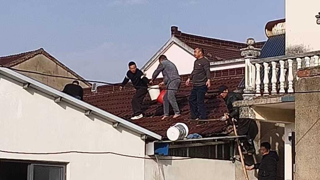 休假消防員春節(jié)期間遇火災(zāi)，組織村民有序應(yīng)對