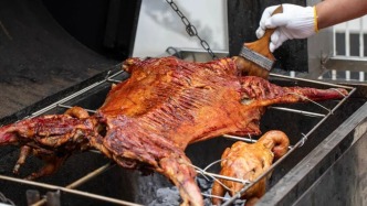 人民锐评：从民宿毁约到烤羊缩水，欺客宰客无异饮鸩止渴