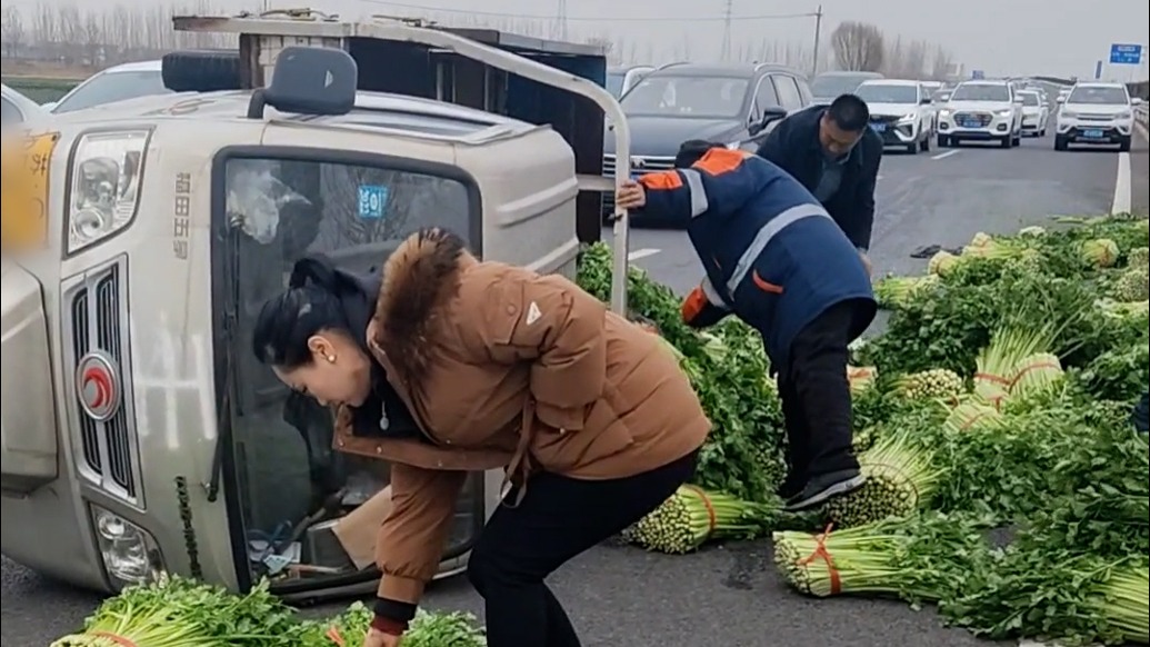 這一幕很暖！車輛側(cè)翻蔬菜掉落一地，多名路人齊齊伸出援手