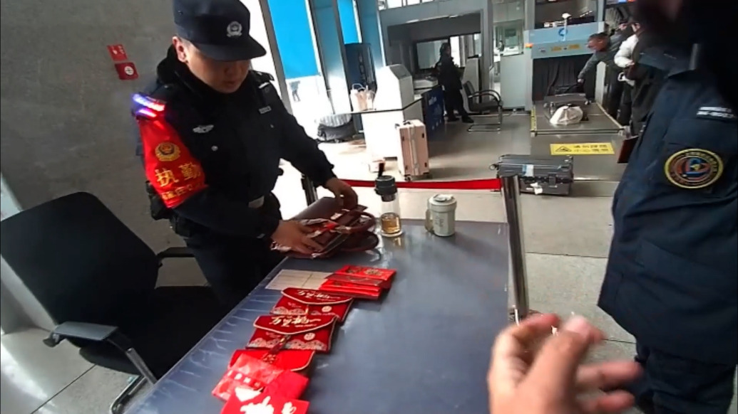 “心大”失主遇上細(xì)心工作人員！近3萬(wàn)元現(xiàn)金遺落在安檢儀上，失主乘車(chē)離開(kāi)竟渾然不知