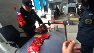 “心大”失主遇上细心工作人员！近3万元现金遗落在安检仪上，失主乘车离开竟浑然不知