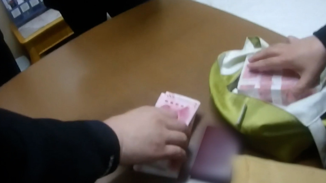 紧急拦截12万元诈骗资金，民警现场拆穿“炒股大神”骗局