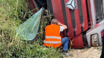 看到貨車側(cè)翻，后車人員掰開玻璃救出司機(jī)