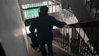 老人与十五级台阶的距离