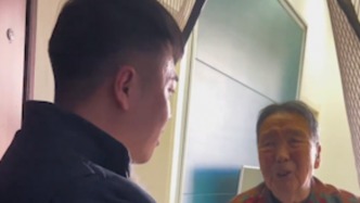 “如果活100岁还能见你10回”，90岁老人送孙子离开时不舍落泪
