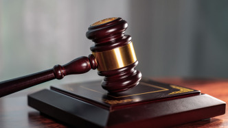 一珠宝店盗窃案被告人获刑十年半：潜伏商场通风管道，深夜盗走140余万元金饰玉镯