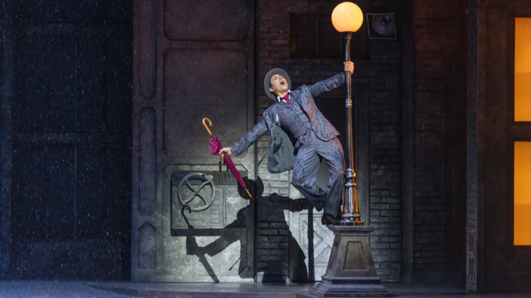 技术迭代时代，音乐剧《雨中曲》为何让人如此快乐？