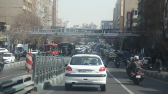 深度｜最高领袖办公室附近遭袭，伊朗权力体系如何“去中心化”强化韧性？