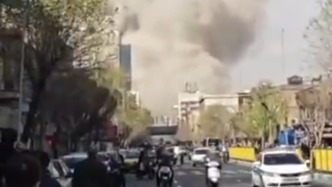 现场丨浓烟滚滚！以色列“先发制人”，多枚导弹击中德黑兰