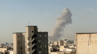 美官员：美国对伊朗的空袭正在进行中