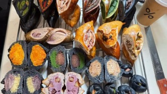 “上头”的年轻人，像抢黄金一样抢面包