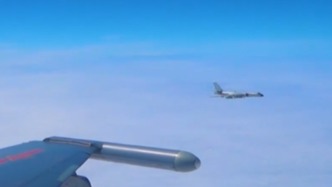 南部战区位中国黄岩岛领海领空及周边区域组织战备警巡