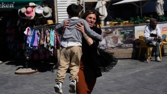 第1现场｜直击以色列：警报不断，惊恐民众抱孩子冲向避难所