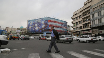 战火下的伊朗：女子学校惨遭轰炸，民众手机被黑弹出“援军已至！”