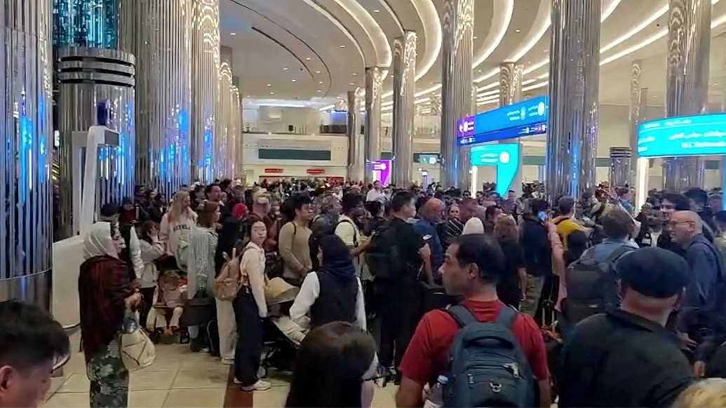 连线丨迪拜机场遭袭航班停飞，中国旅客称看到有人在哭：离战争最近的一次