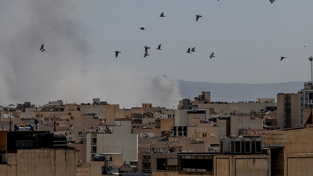 德黑兰“震中”首个24小时：包括哈梅内伊在内约40名伊朗官员身亡