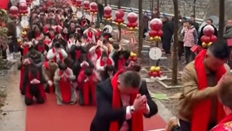 老人百岁寿宴现场，五世同堂齐聚212人排队磕头行礼
