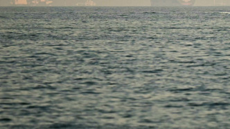 伊朗媒体说一油轮被击中“正在沉没”