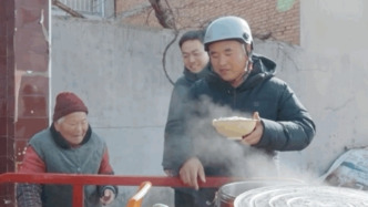 人民日报评论员观察：乡村“网红书记”为啥红？