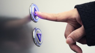 昆明石林县一商场6台电梯“纸面维保”，涉事公司被罚4万