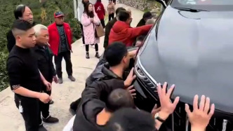 私家车侧翻，村民一声招呼全村上阵帮忙