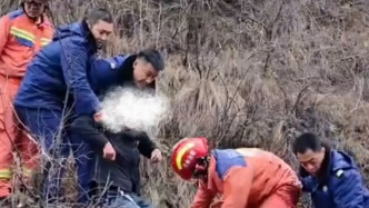 洛阳一男子爬山因腿脚不便及恐高被困，报警求助被指浪费资源