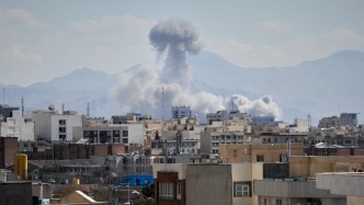 民调显示支持打击伊朗的美国人不到三成，国会推动法案限制总统动武