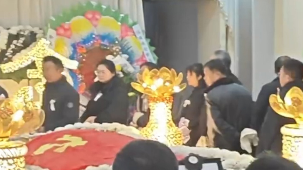 湖北黃岡一56歲村支書去世，500多村民自發(fā)排長(zhǎng)隊(duì)送行