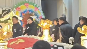 湖北黄冈一56岁村支书去世，500多村民自发排长队送行