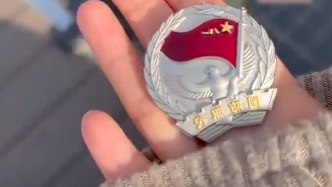 女子主动帮兵哥哥拍合影，竟收获一份“大礼”