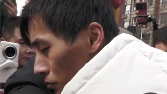 相拥而泣！在国外漂泊24年的孩子终于与亲生父母团圆