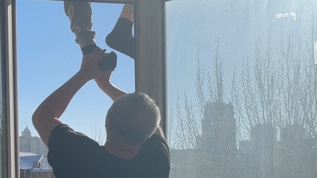 “看著了就救一把！”鄰居險些墜樓，一家人齊上陣將其拽回屋內(nèi)