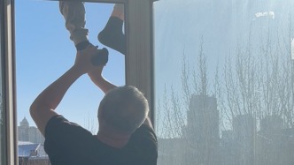 “看着了就救一把！”邻居险些坠楼，一家人齐上阵将其拽回屋内