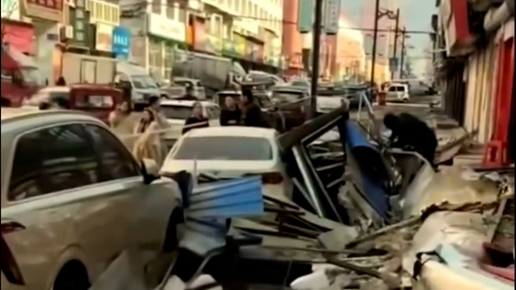 吉林临江市临街商户一排广告牌掉落多车受损,社区:尽快解决