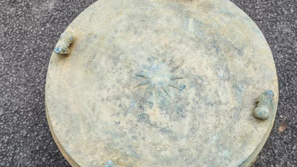 云南威信一村民耕作时挖出东汉铜鼓并主动捐出，专家：应为祭祀时的重要礼器