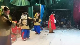 豫劇演員遇降雪仍堅持演完，直播間涌進3萬余名網(wǎng)友捧場