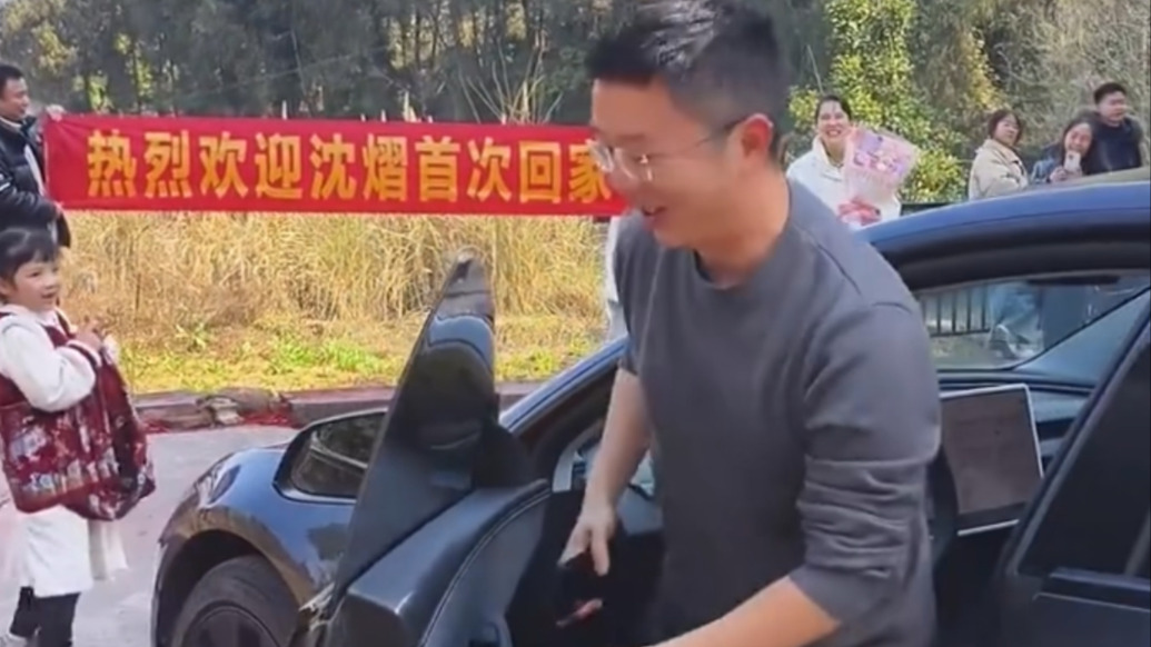 四川32岁男子首次带女友回家，全家30多位亲友隆重迎接