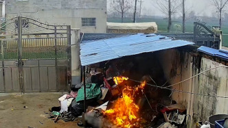 老人捡烟花爆竹纸箱回家后不慎引发火情，街坊邻居帮扑灭