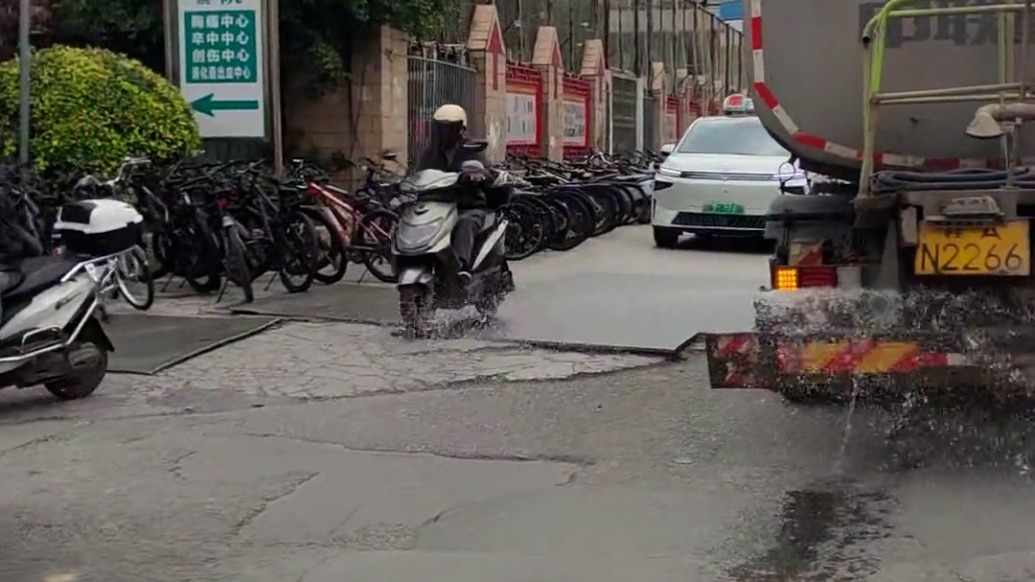 廣西欽州一輛灑水車無視路人直接噴，所屬企業(yè)：主管會約談