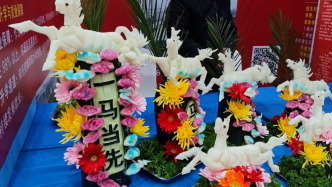 “马年马到成功”，非遗传承人用170斤果蔬雕刻出立体《八骏图》